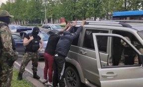 Появилось видео задержания двоих новокузнечан бойцами ОМОН и полицейскими