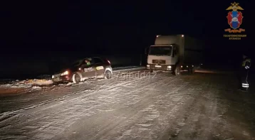 Фото: В Кузбассе полицейские помогли вылетевшему с трассы водителю 1