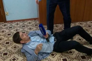 Фото: СКР проводит проверку после появления в Сети видео с нападением чиновника на журналиста 1