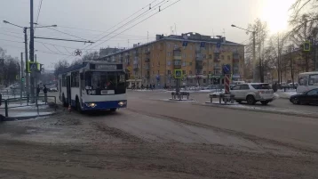 Фото: В Новокузнецке троллейбус сбил 17-летнюю девушку 1