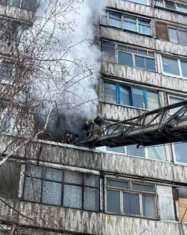 МЧС показало кадры из горевшей в Заводском районе Кемерова квартиры