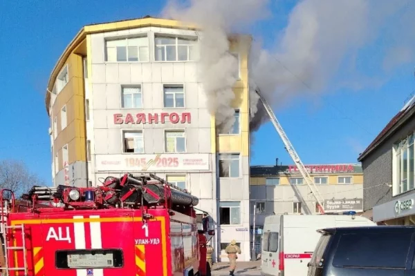 В Улан-Удэ загорелся ТЦ, есть пострадавшие