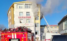 В Улан-Удэ загорелся ТЦ, есть пострадавшие