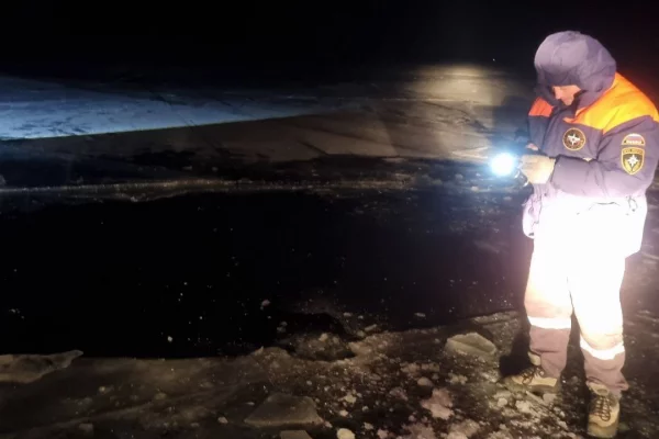 Автомобиль с тремя пассажирами провалился под лёд Байкала, два человека погибли