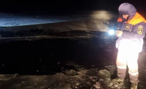 Автомобиль с тремя пассажирами провалился под лёд Байкала, два человека погибли