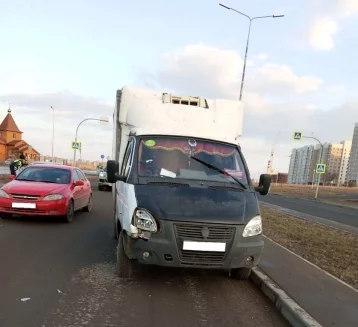 Фото: В Кемерове 19-летняя девушка попала в больницу после наезда грузовика 1