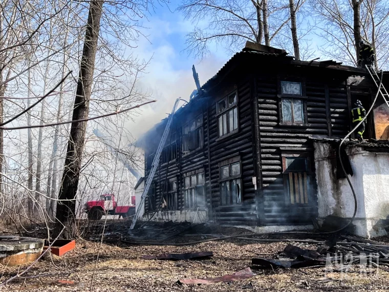 Фото: В Кемерове загорелся бывший корпус тубдиспансера: фото с места происшествия 10