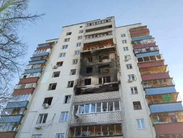 Фото: Оперштаб показал последствия атаки БПЛА на улице Веспремской в Курске 1