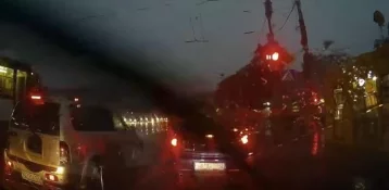 Фото: В столб на новокузнецком перекрёстке ударила молния  1