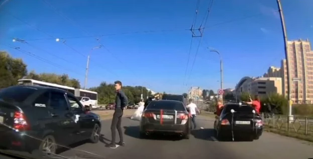 Фото: В Кемерове полиция составила 10 протоколов на водителей свадебного кортежа, перекрывшего дорогу 2