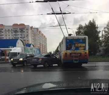 Фото: В Кемерове трамваи встали в пробку из-за аварии на проспекте Шахтёров 1