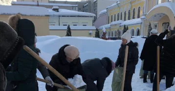 Фото: В Саратове учителей заставили собирать снег в мешки на морозе 1