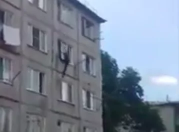 Фото: Сорвавшийся с окна пятого этажа кемеровчанин погиб 1