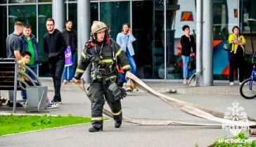 Фото: В Кузбассе пожарные «потушили» крупный торговый центр 2