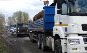 В Кемерове вода размыла проезжую часть на Центральной улице