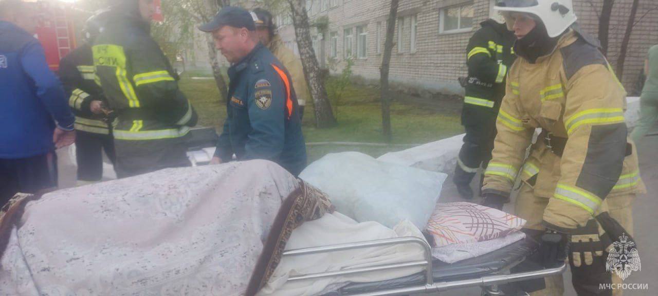В Бийске вынесли из огня 41 пациента центральной больницы
