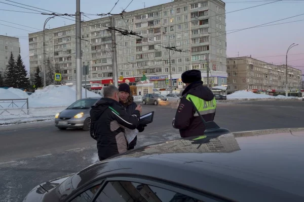 В Кемерове автоинспекторы выявили 15 нарушений в машинах такси за несколько часов