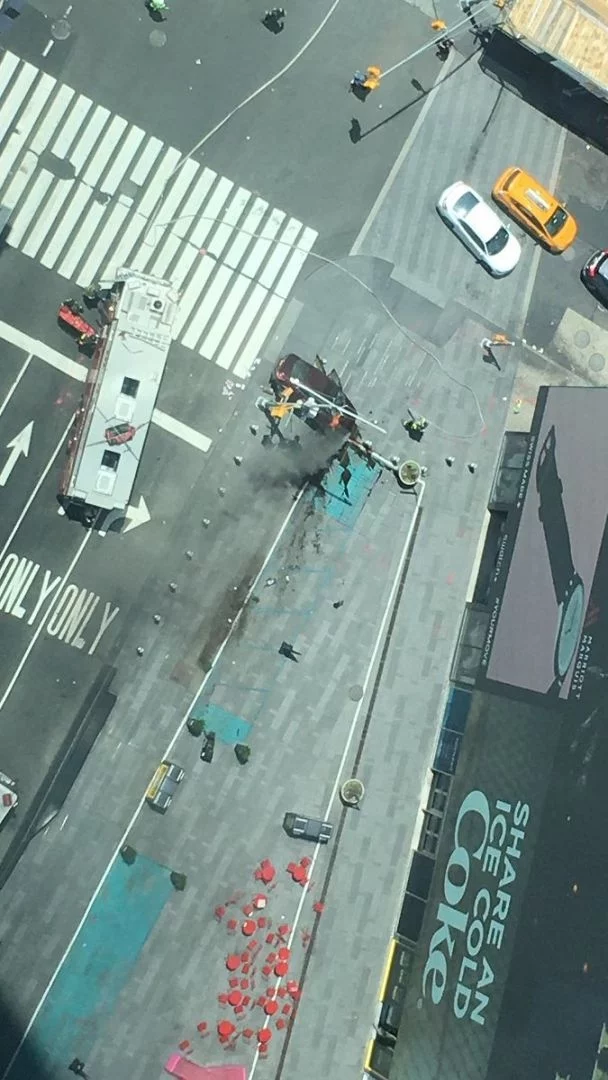 Фото: В Нью-Йорке автомобиль протаранил толпу людей: есть жертвы 2