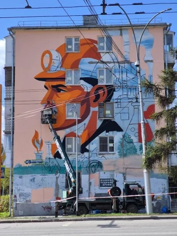 Фото: В Кемерове художники создают мурал, посвящённый трудовому подвигу горожан 1