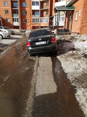 Фото: Кузбассовца оштрафовали за парковку на тротуаре 1