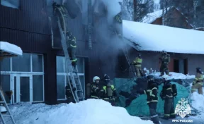 На Алтае загорелась туристическая база «Юность»