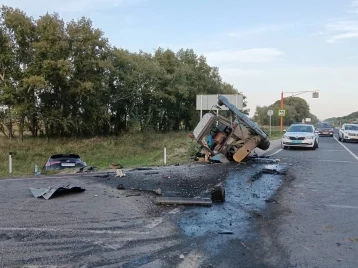 Фото: Иномарка и трактор столкнулись на трассе в Кузбассе, есть пострадавшие 1