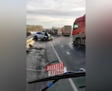 Фото: В Кемерове последствия ДТП, спровоцировавшего огромную пробку, сняли на видео 1