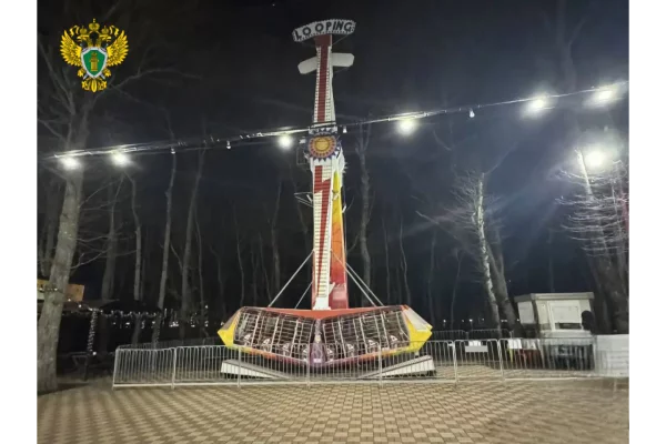 «112»: В Ставрополе в парке заклинило аттракцион с людьми