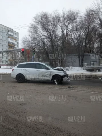 Фото: В Кемерове на улице Терешковой столкнулись три автомобиля 4