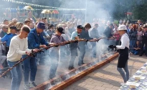 В Кемерове установили рекорд, приготовив десятиметровый шашлык