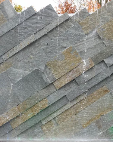 «Выглядит как кладбище»: кемеровчанина возмутил залитый бетоном парк