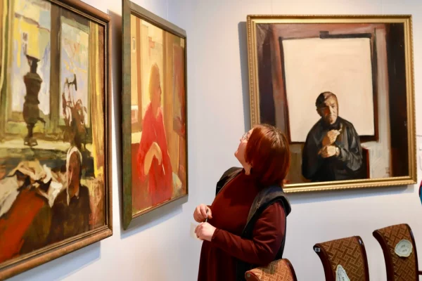 Решают сами зрители: в Кемерове открылась выставка «Без названия»