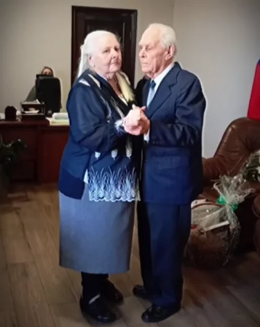 Глава Новокузнецка поздравил семью Бадеевых с 70-летием совместной жизни