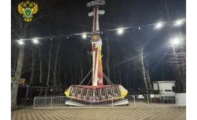 «112»: В Ставрополе в парке заклинило аттракцион с людьми