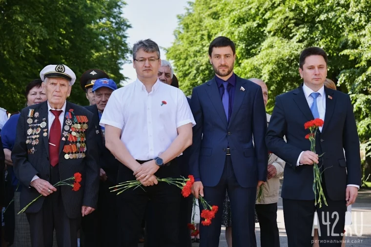 Фото: В Кемерове состоялось возложение цветов к Мемориалу Славы воинов-кузбассовцев 5