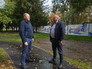 Фото: Мэр Новокузнецка проверил ход строительства бесплатного бегового центра в парке Гагарина 1