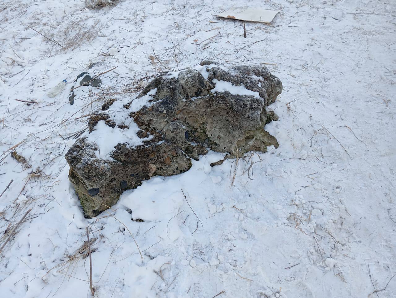 В Красноярске подросток влетел в камень во время катания с опасной горки на тюбинге 