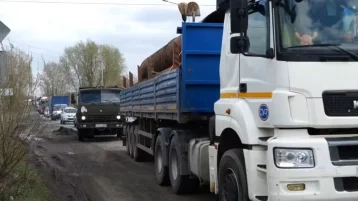 Фото: В Кемерове вода размыла проезжую часть на Центральной улице 1