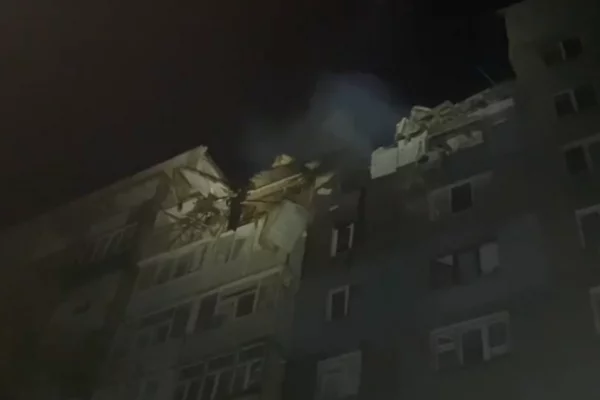 Погибли два человека: в Алчевске после взрыва и пожара в многоэтажке ввели режим ЧС