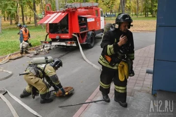 Фото: В Кузбассе из горящего дома спасли 10 человек 1