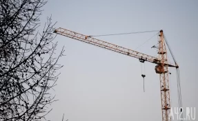 В Кузбассе запретили работу двух опасных башенных кранов 