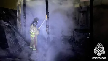 Фото: В Кузбассе сотрудники МЧС спасли человека на пожаре в двухквартирном доме 1
