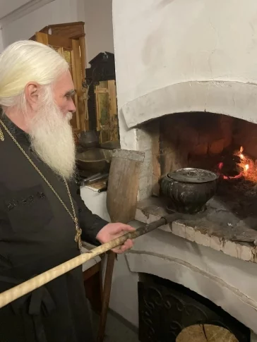 Фото: Из школы XIX века — в купеческий дом: как кузбасский священник по крупицам спасает историю Сибири 3