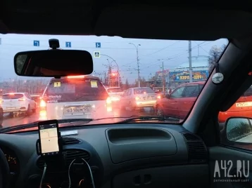 Фото: Авария вызвала затор на Логовом шоссе в Кемерове 1