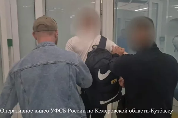 В Кузбассе задержали мужчину за связь с запрещённой организацией: ФСБ показала кадры
