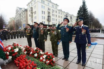 Фото: В Кемерове возложили цветы к Мемориалу Славы 1
