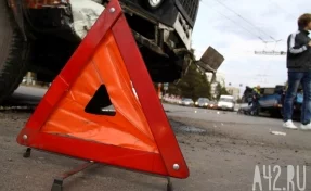 Соцсети: легковушка врезалась в столб в Кузбассе 