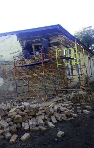 Фото: В Кузбассе «обрушилась» стена школы: комментарий властей 1