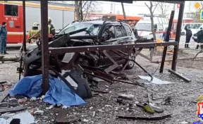 В Калининграде автомобиль врезался в автобусную остановку с людьми, погиб ребёнок