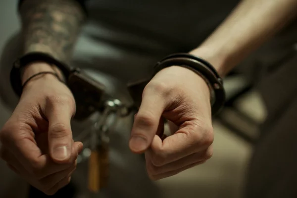 В Мариинске суд отправил в СИЗО 18-летнего кемеровчанина: он помог мошенникам украсть у пенсионерки 3 млн рублей